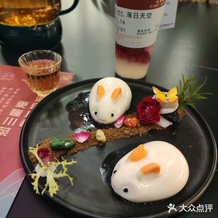 没赶上夕阳，但赶上了夜景和表演，凉爽的秋天在户外吃饭[牛排]。