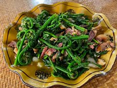 蕨菜炒酸肉-傣泐金湾餐厅