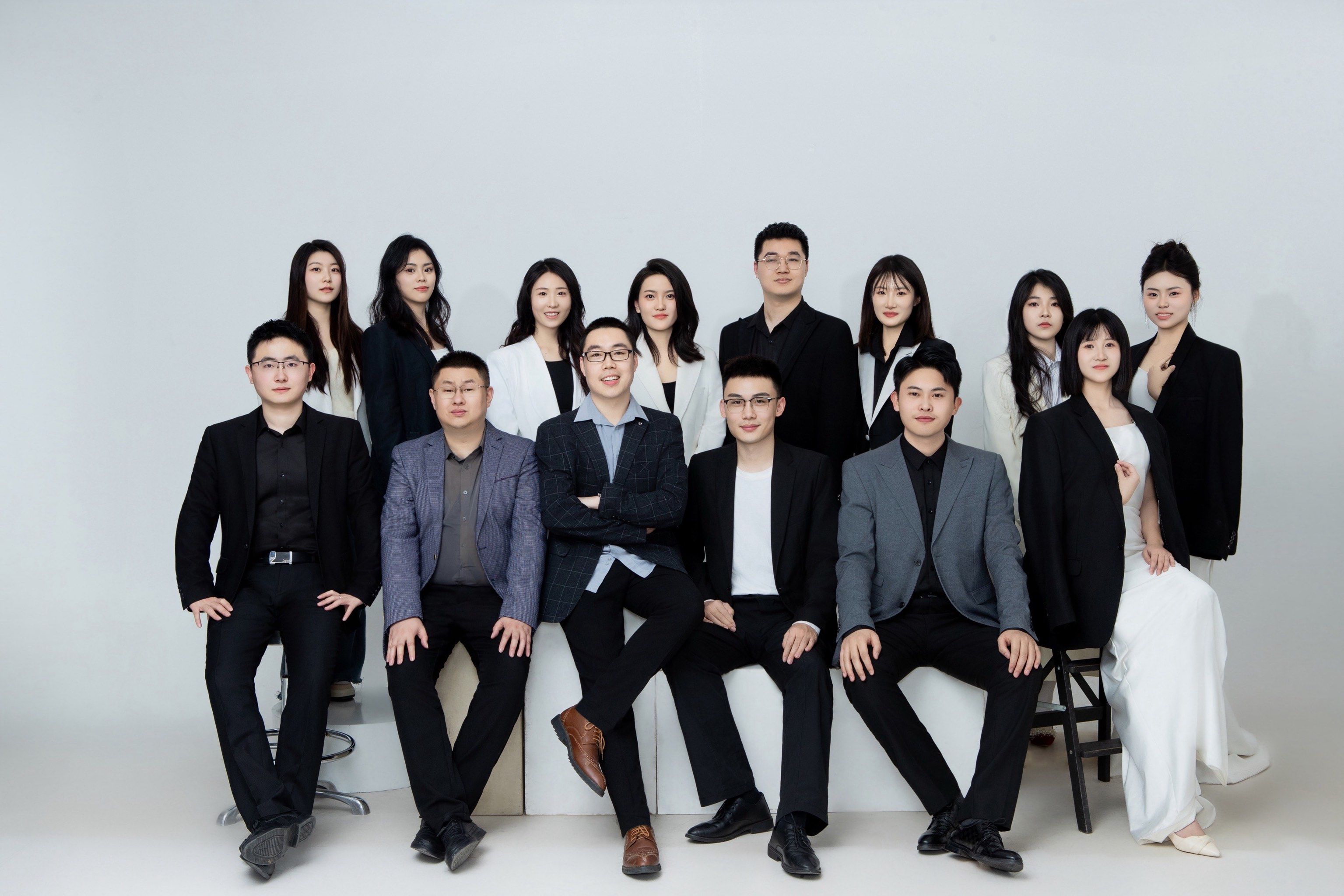 一套好的团队形象照可以向外界传递能量,更能增加整个团队的向心力!