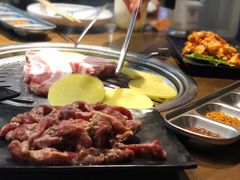 厚切猪肉-·缸桶屋·韩式牛肋条自助烤肉(西湖D11店)