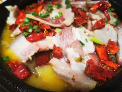 石锅土豆炖腊肉-隔壁老王·家常云南菜(花巷店)