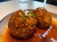 鸭蛋黄狮子头-梅飞酒家(名辉豪庭店)