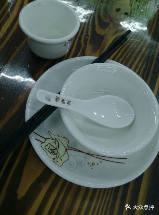 饭店正确摆碗筷图片