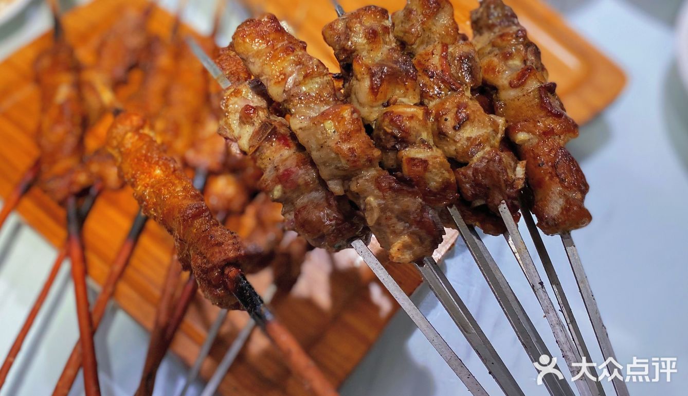 特别是烤串每一坨肉都好大块过瘾