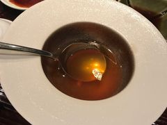 食用铂金牛尾汤-Ginza Onodera铁板烧(外滩十八号店)