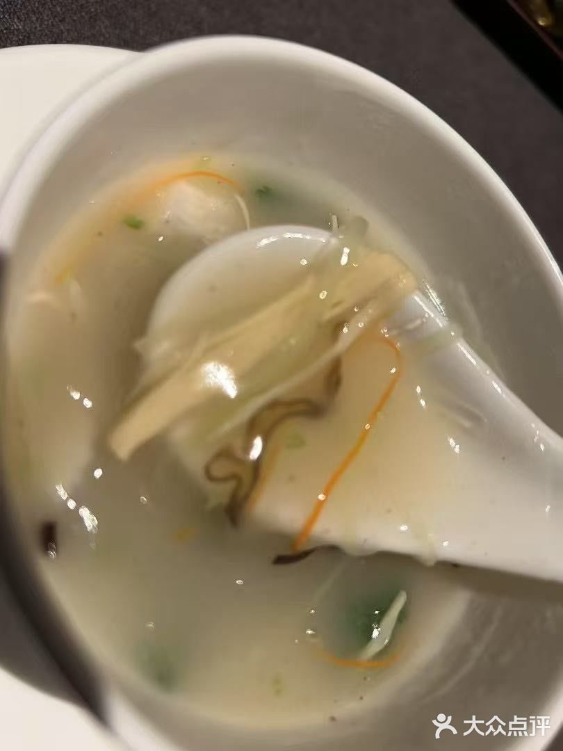 樽汇餐厅提供了一系列精致的菜品。热腾腾的酸辣汤