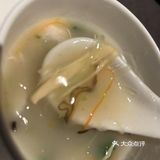 樽汇餐厅提供了一系列精致的菜品。热腾腾的酸辣汤