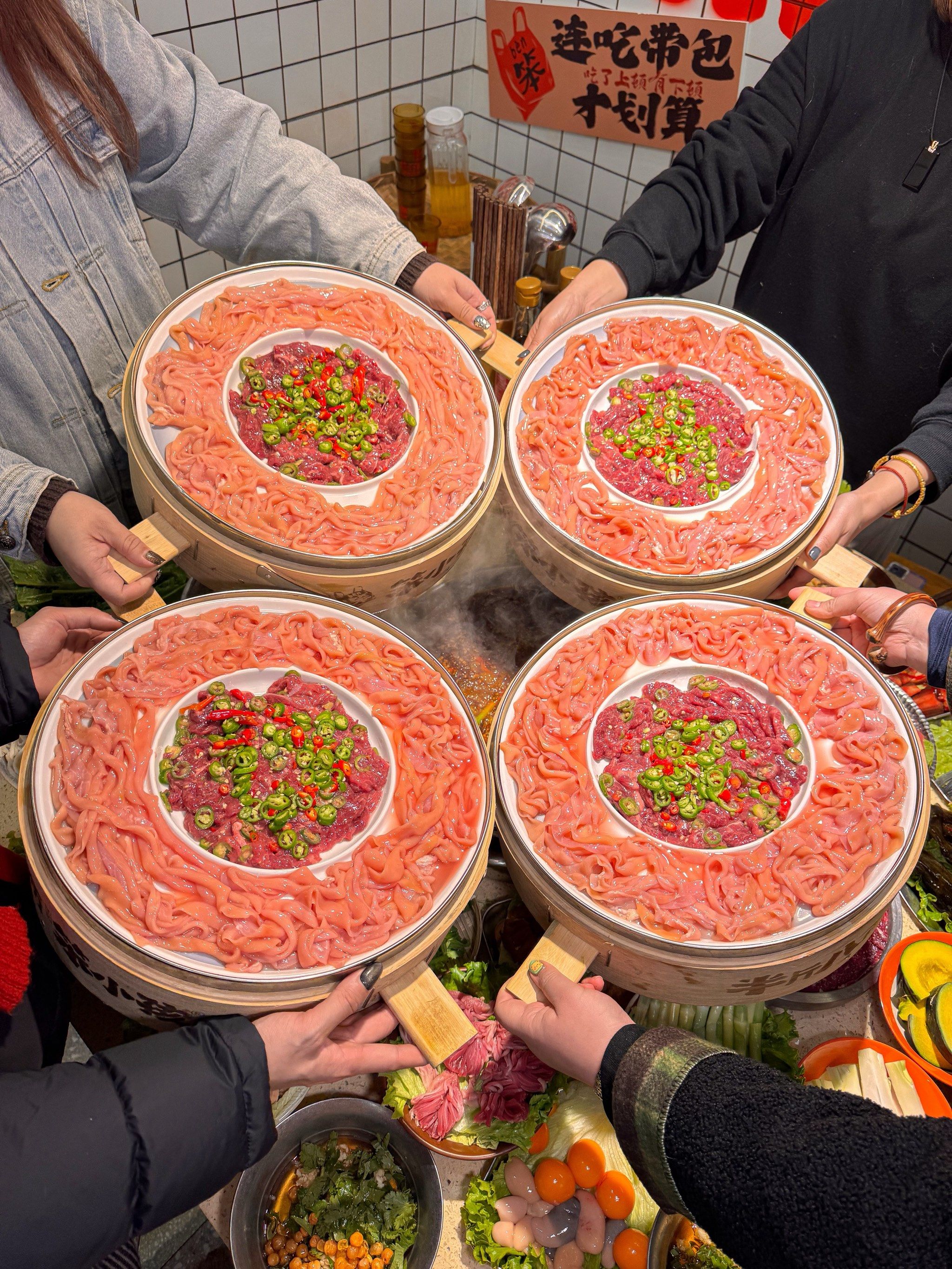 n
每桌必拿的成都首家原创半斤八两
半斤牛肉➕八两鸭肠只要