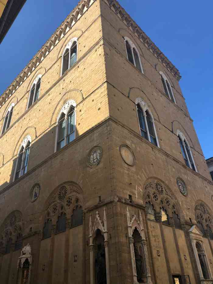 圣弥额尔教堂-"圣弥勒尔教堂的历史很有意思:原本是谷物市.