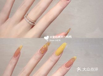 无名指和大拇指同样冰透橘色打底，画黄绿小花
