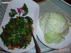 韭菜炒n多东西，一定要包在菜叶里面才好吃-一品粤珍轩(吴中路店)