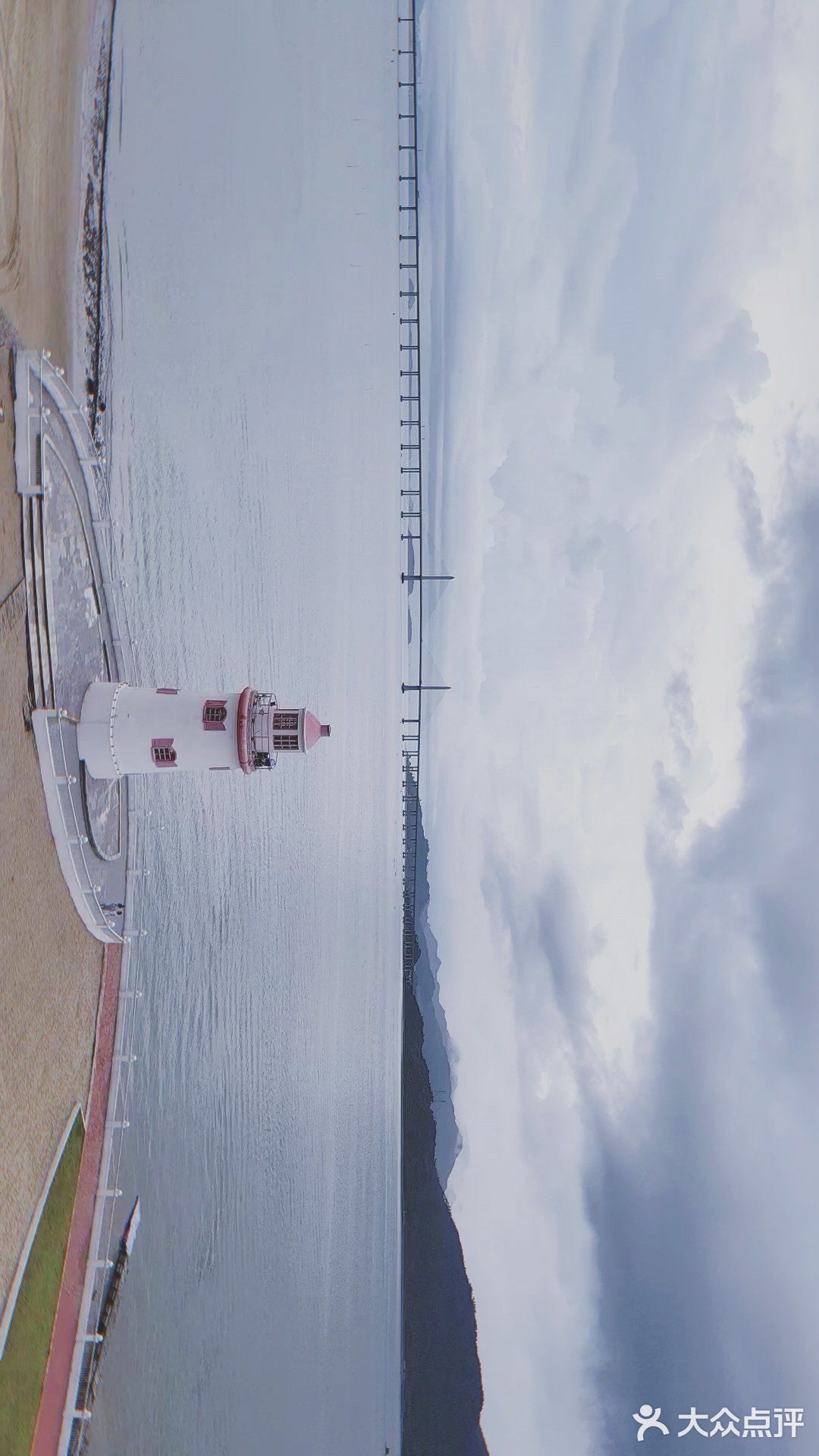 穿过融创海湾半岛海景，就到了海边沙滩