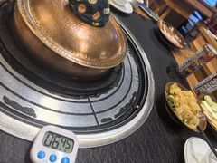 下菌菇就计时-阿山卓·野生菌火锅·纳西火塘烤肉