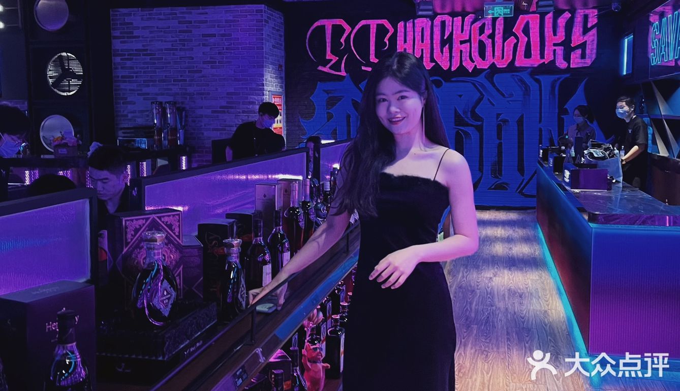 百脑汇新开业的餐吧也太🉑️了吧！美女驻唱还有68抵100！