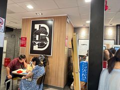 -麦当劳(上海虹桥站30B检票口楼上)