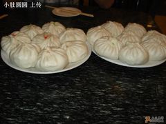 刚出锅的热腾腾的大包子-石头门坎