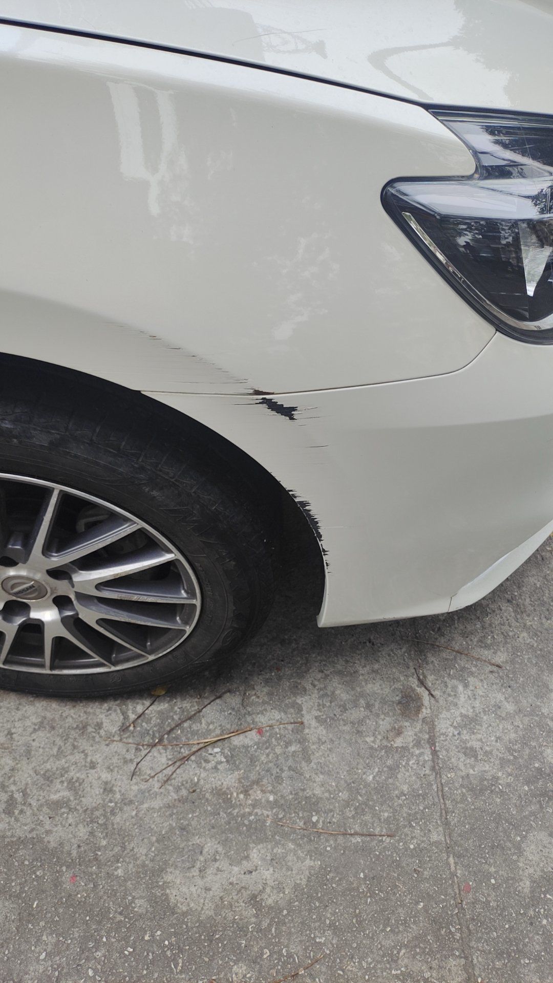 日产轩逸前保险杠,前叶子板划痕补漆修复,效果如初.