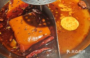 Spicy Beef Oil and Sunny Tomato Double-Flavor Hot Pot
