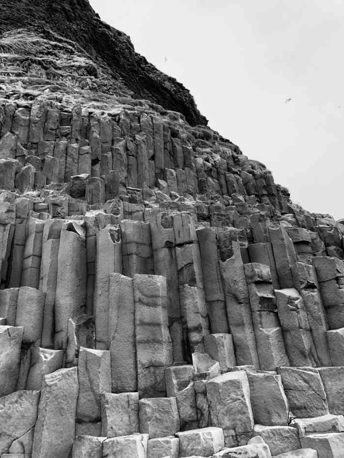 雷尼斯岩-"风琴岩峭壁坐落在维克镇南边的黑沙滩上,视.