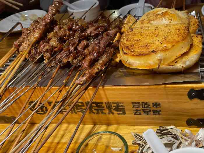 赫军辉烧烤(佳园路店)-"[薄荷]环境:地点位于佳园路,周围都是.