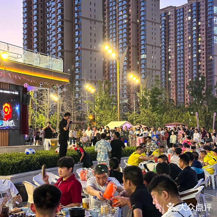 保定！可以看球的室外餐厅！烧烤也好好吃啊啊
