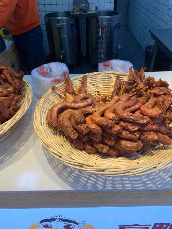 高鸭线秘制鸭脖(万达广场店)-"店面很小,每次去都很多人排队.