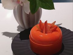 葡萄柚草莓萨伐仑松饼-潮一不贰·法式甜品·生日蛋糕·西式简餐(外滩店)