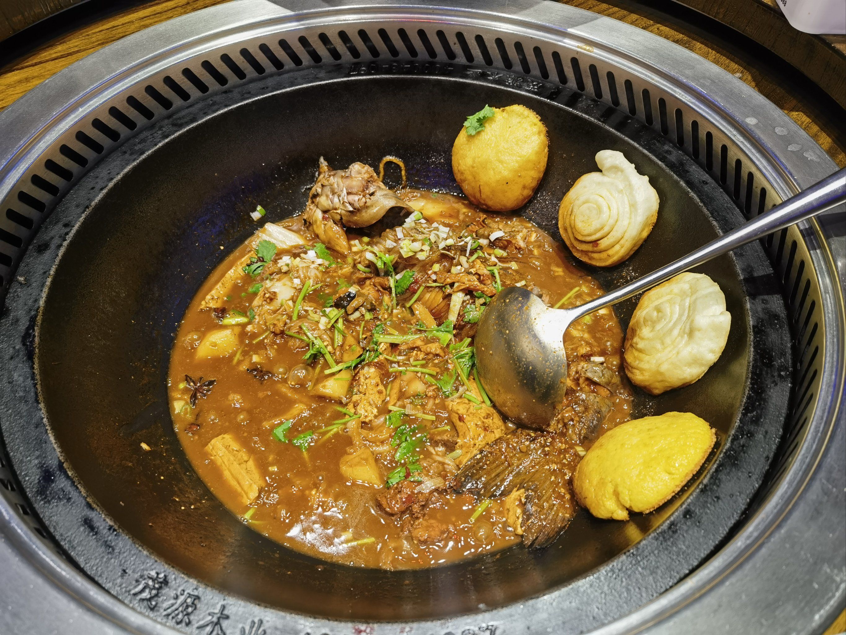 炖回鱼,新鲜入味,贴饼子,贴卷子.土豆也是绵软,宽粉劲道.铁