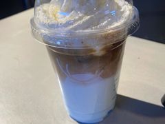 蓝丝绒飒雪拿铁-瑞幸咖啡(东直门枢纽店)