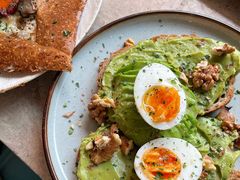 牛油果核桃蛋吐司-RAC BAR(安福路店)