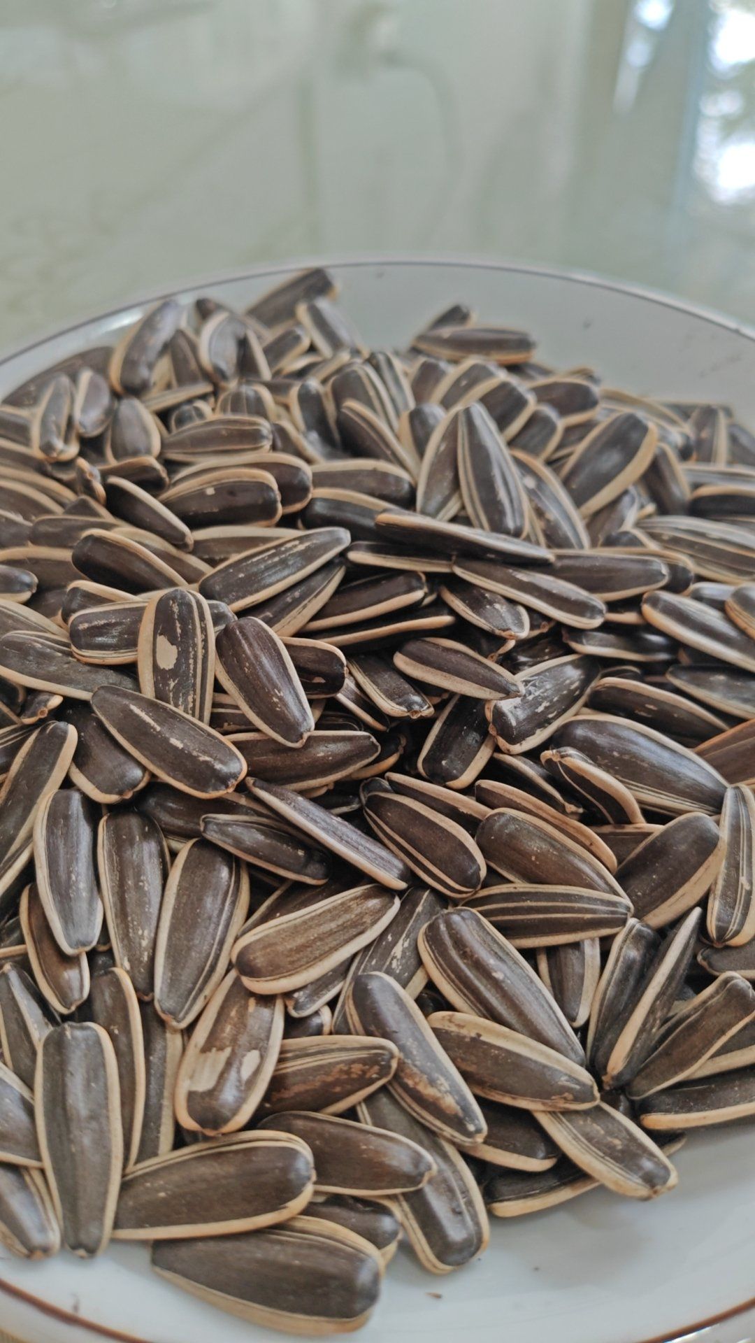 老板娘就端上一盘瓜子,泡壶清爽的绿茶,在杭州待久了