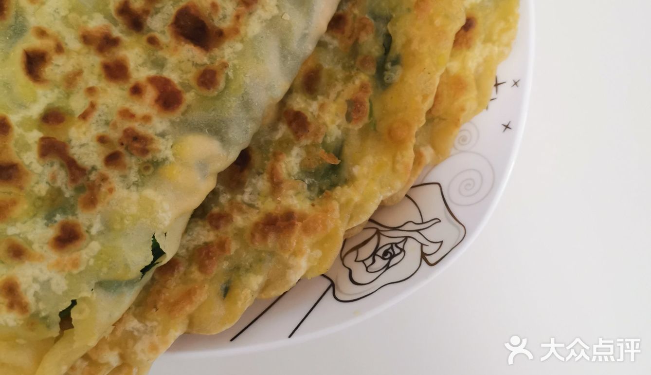 菜铺在面上，两层面包裹一层菜，在锅上两面烙成金黄即可