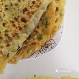 菜铺在面上，两层面包裹一层菜，在锅上两面烙成金黄即可