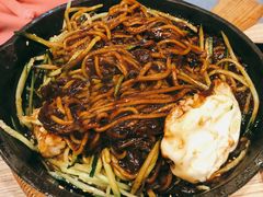 铁板海鲜炸酱面-炒码先生·韩餐炸鸡披萨(西塔店)