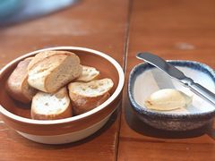 餐前面包配自制黄油-Laures·月桂西班牙碳烤餐厅(十尚坊店)