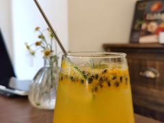 百香果气泡水-Ten Olives甜点