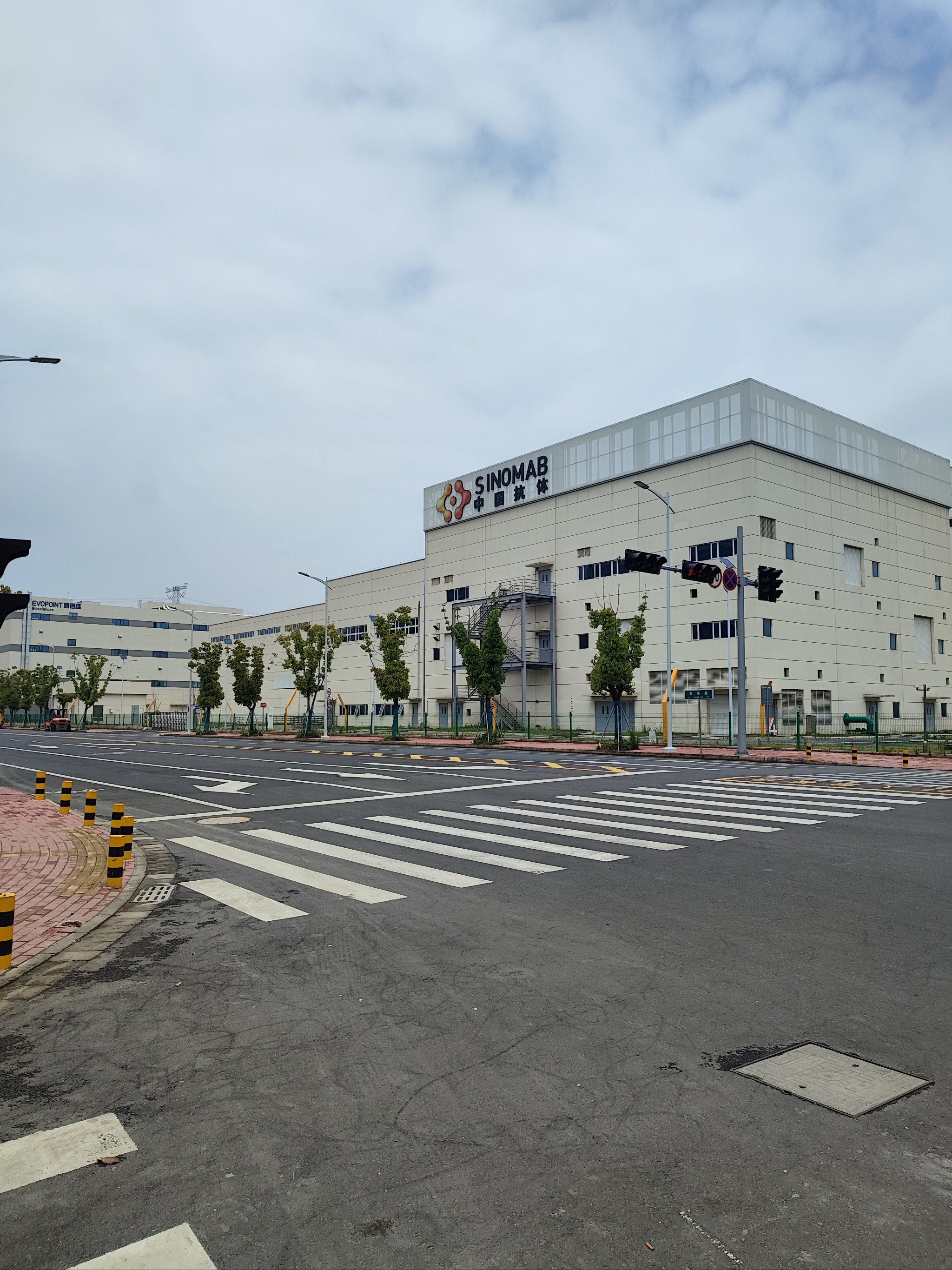 你说现代化吧,高楼林立,但是却有一种荒无人烟感.居然也有地铁,很多