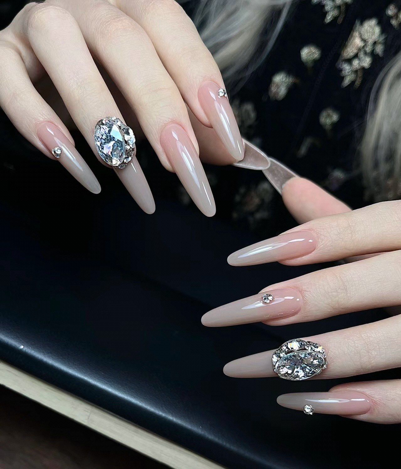 人想多看几眼的魅力,涂喜欢的多,做自己的女王
日子可以开开心心过