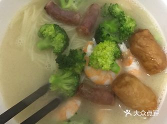 自从去了广州玩吃了一回竹升面，女儿念念不忘一直还想吃