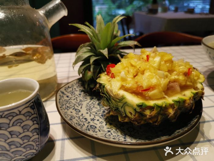 在湖边私厨小馆菠萝盅无骨凤爪图片