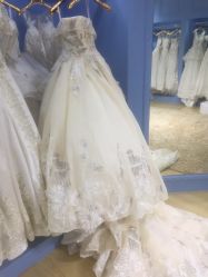 -觅白婚纱礼服馆