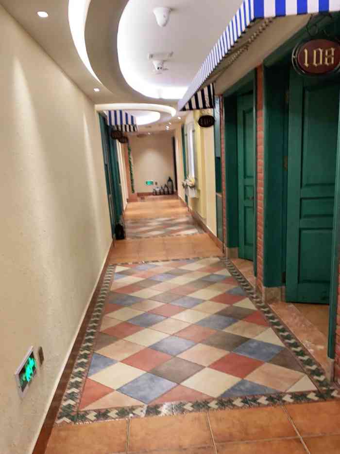 鑫复盛大酒店(白沙河店)-"上班日的午餐和同事去的白沙河店靠机场近.