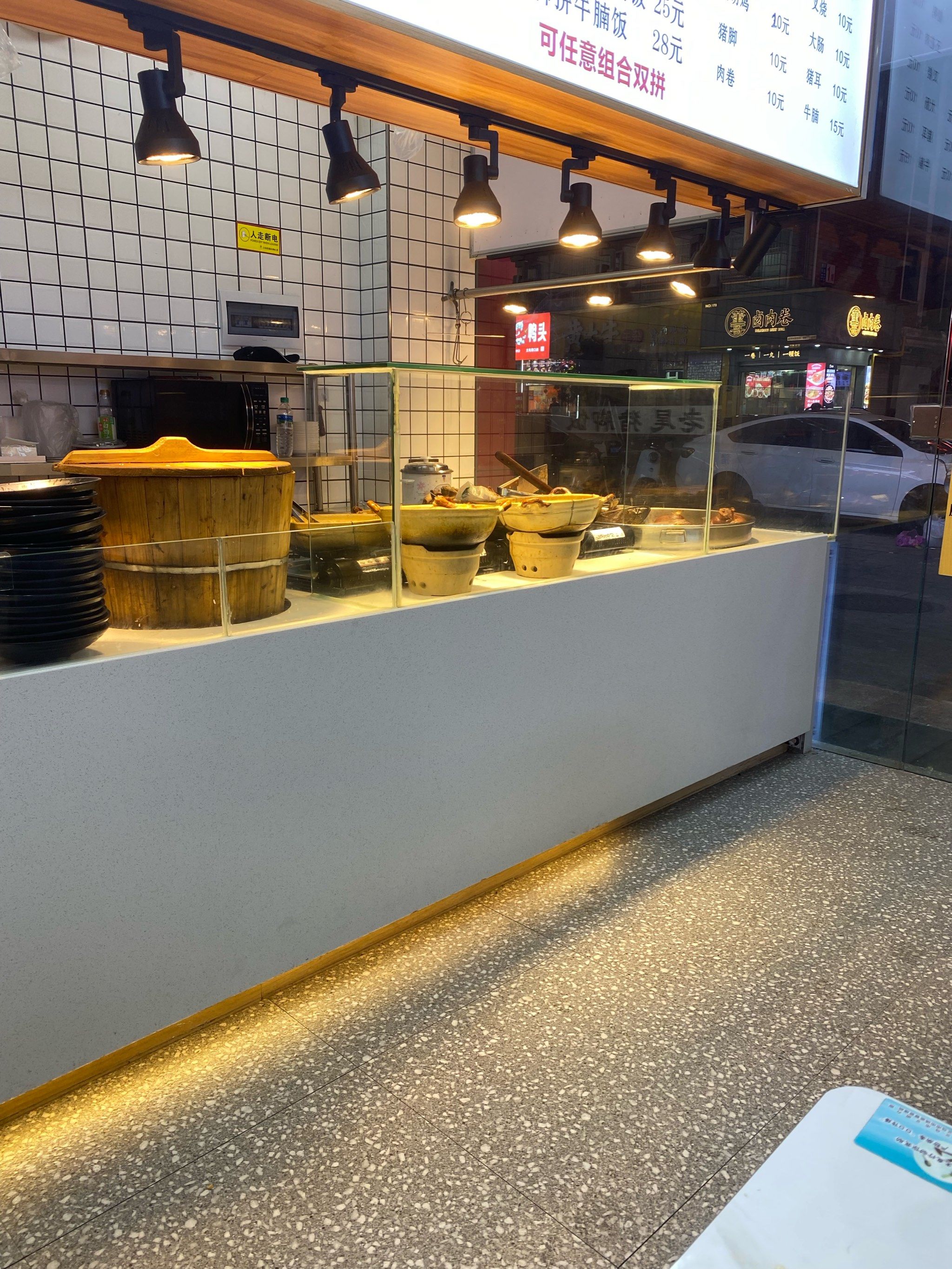 他家的猪脚饭绝对是招牌中的招牌!猪脚炖得软糯入味