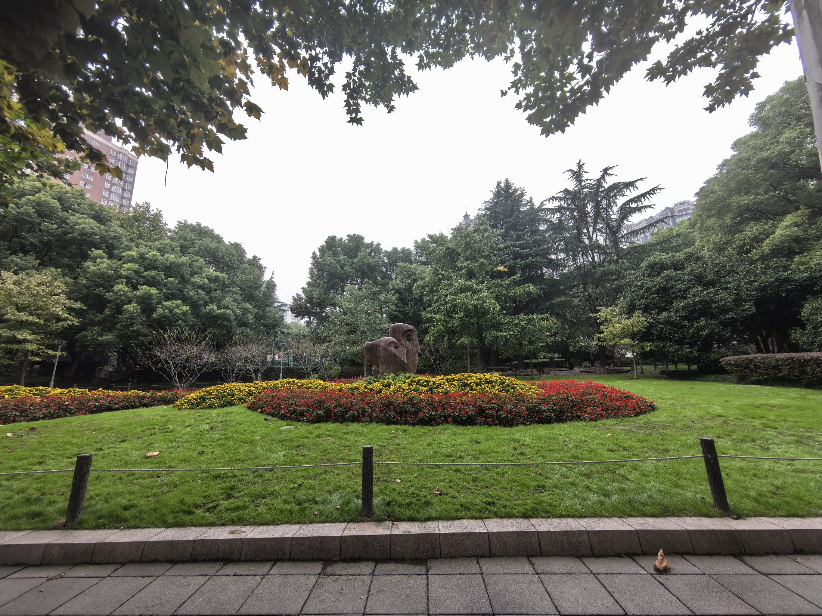 华山绿地位于上海长宁区,2001 年建成,面积 39500 平方米