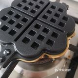 将以上材料充分融合过筛。倒入华夫饼模具