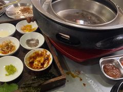 -围炉肉舍•炭烤活鳗•丹东海鲜烤肉(步行街店)