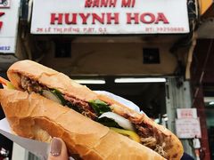 -Bánh Mì Huynh Hoa
