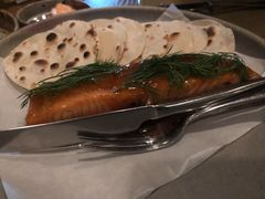 烟熏三文鱼配烤饺子皮和芥末籽酱-BOR Eatery(安福路店)