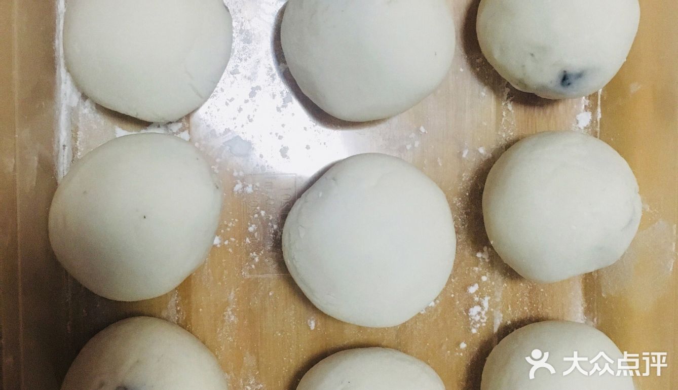 黑芝麻酱+白糖+黄油，比例大约是是