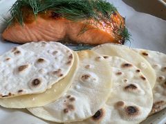 烟熏三文鱼配烤饺子皮和芥末籽酱-BOR Eatery(安福路店)